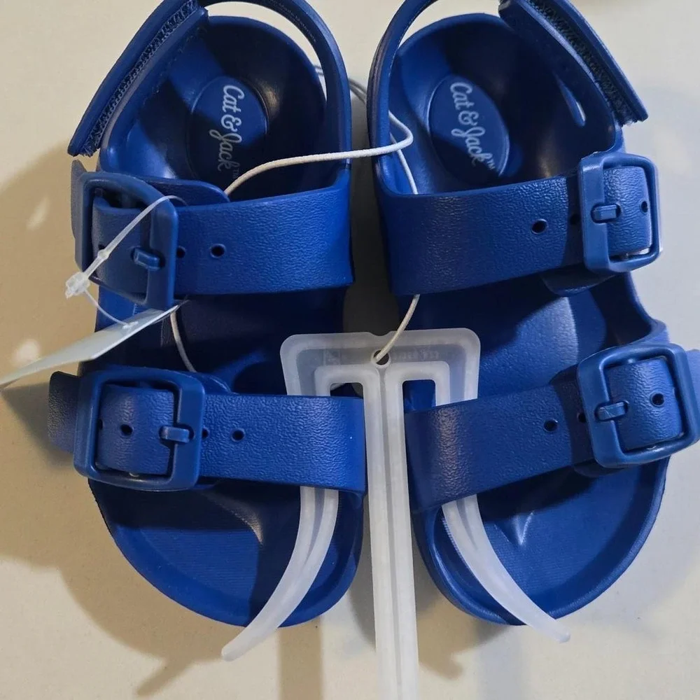 Kids Blue sandals with velcro closing at the back. water friendly Size US 7